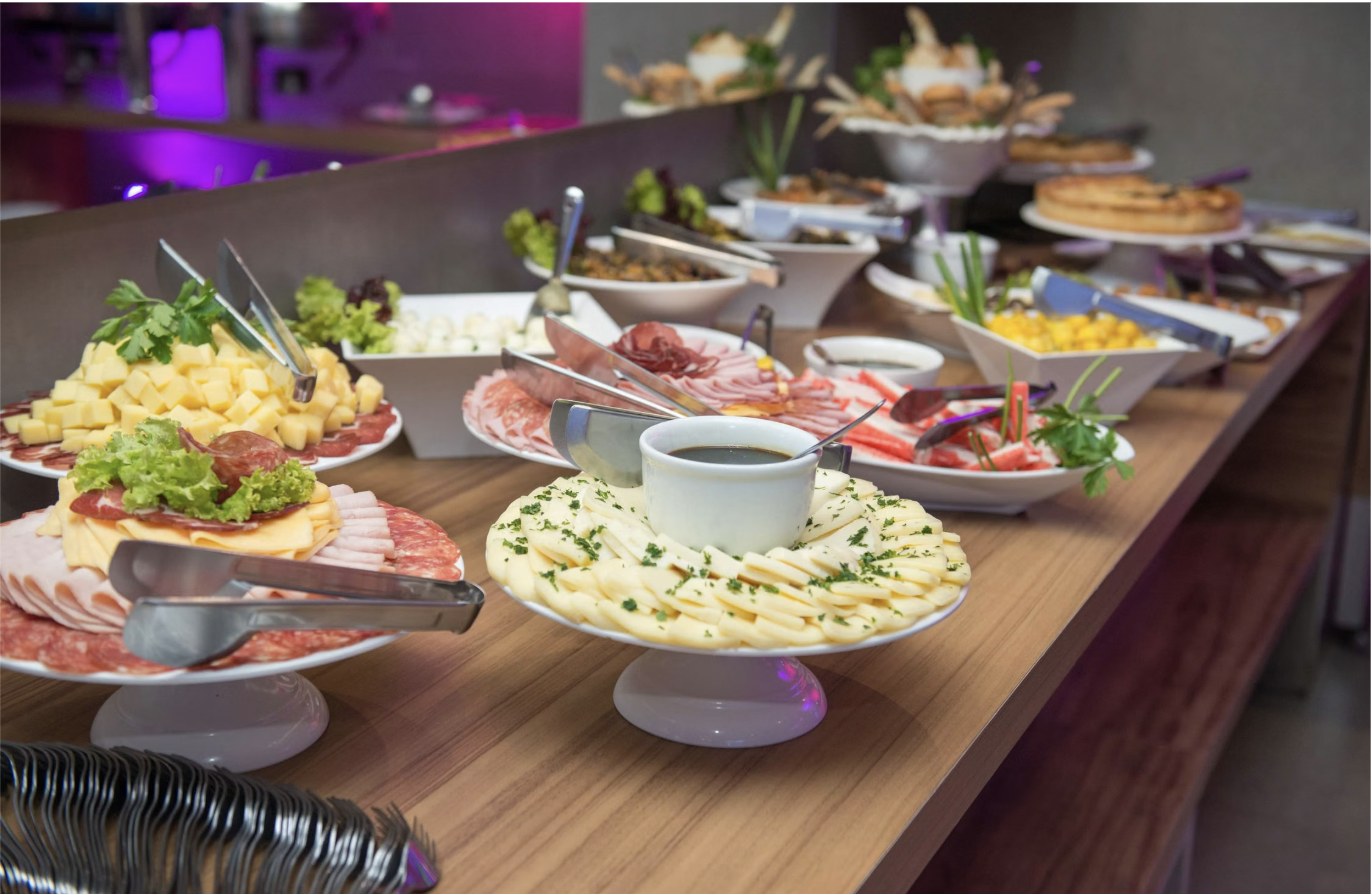 Mesa de buffet con quesos y charcutería