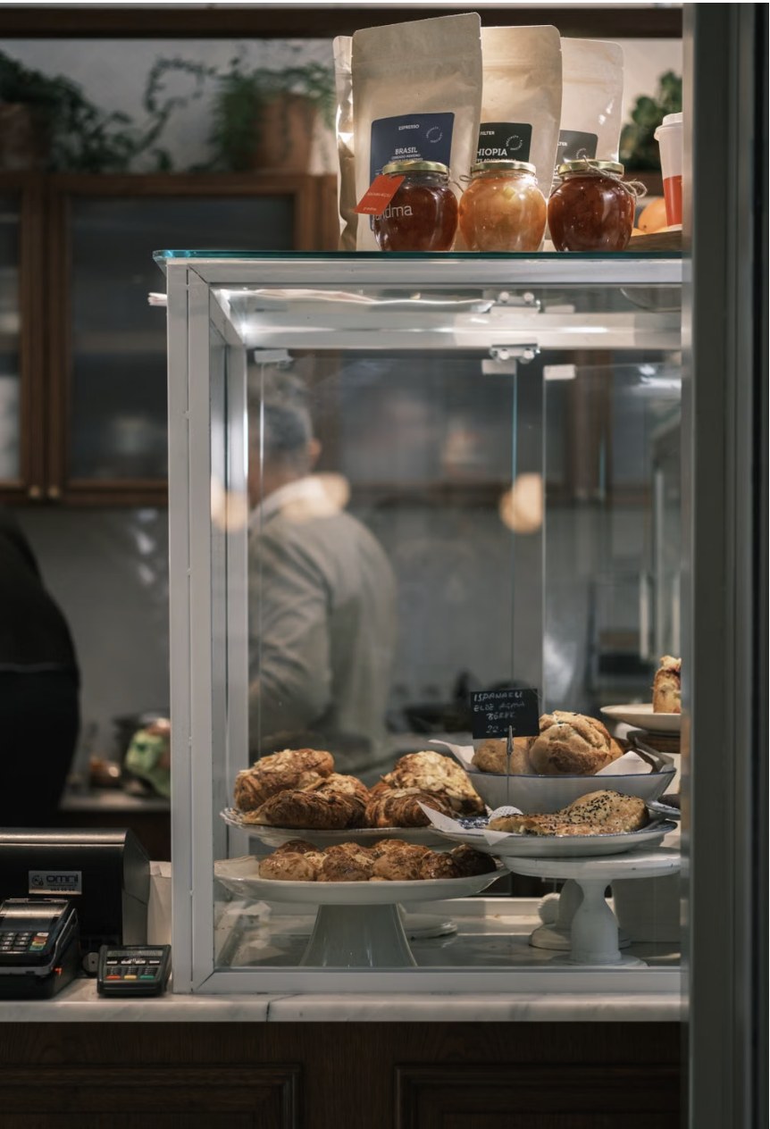 Vitrina de panadería y café en una cafetería