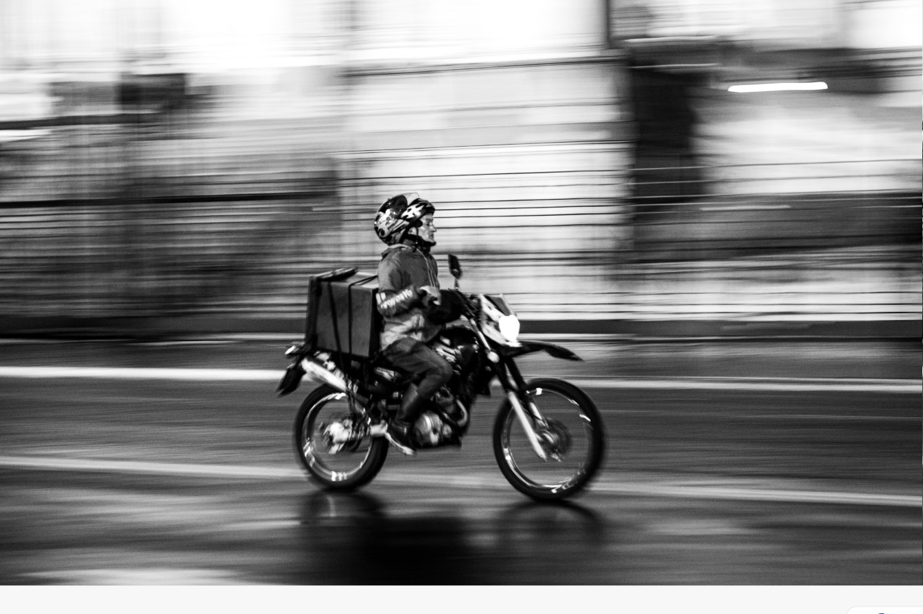 Repartidor en motocicleta, fotografía en movimiento