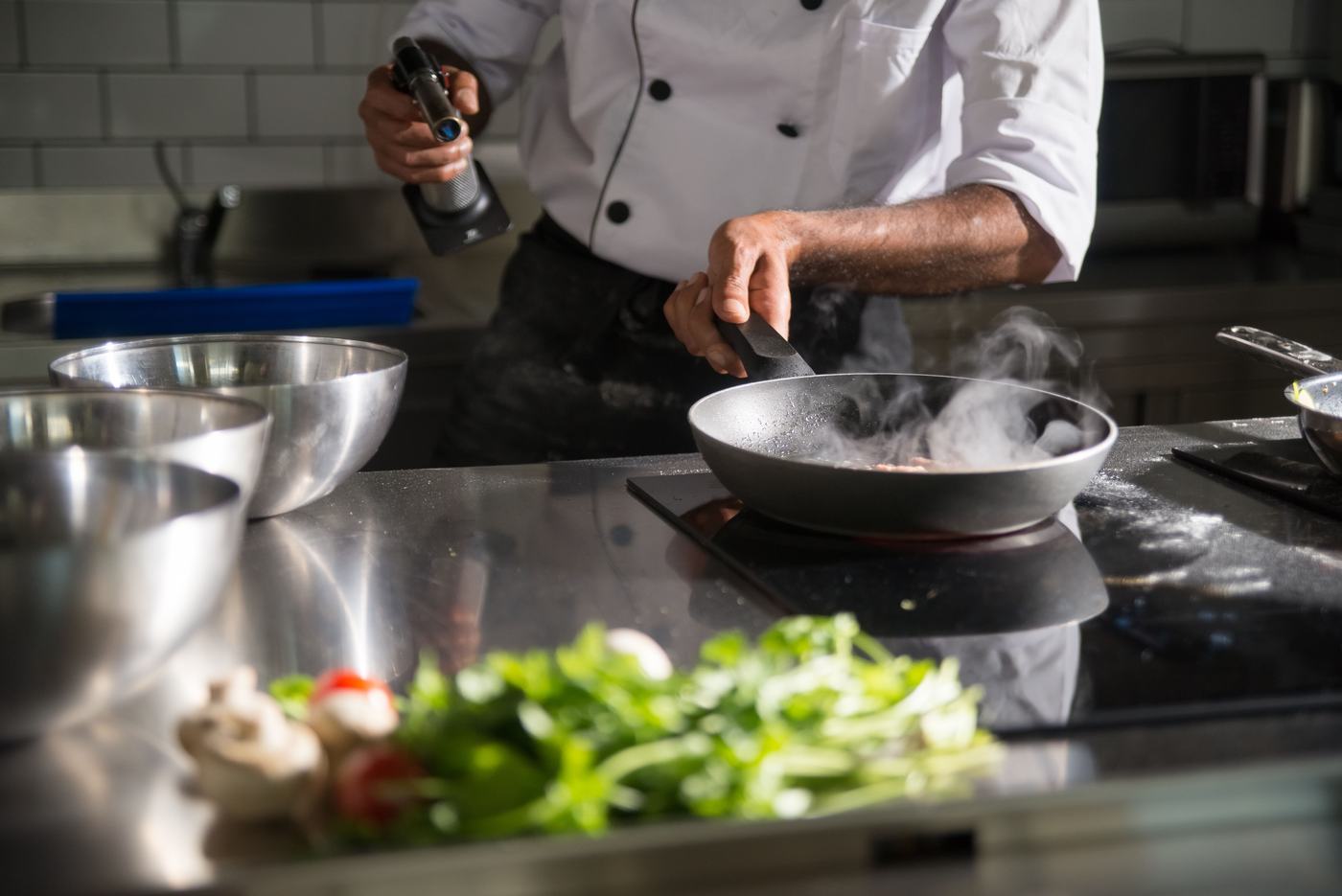 Chef trabajando en cocina, referencia de los años de piso que dieron origen a MI experience